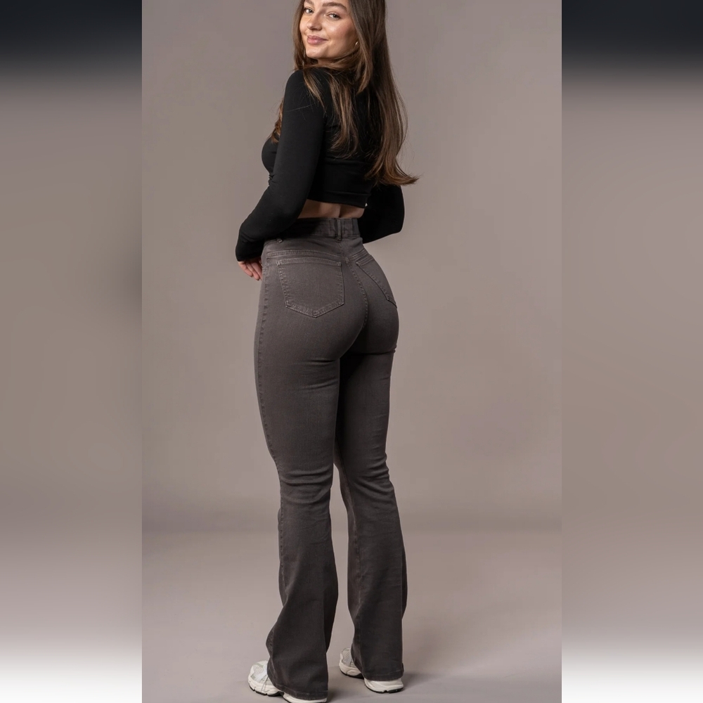 NWT FITJEANS MEDIUM REGULAR HIGH Rise Flare  - Charcoal